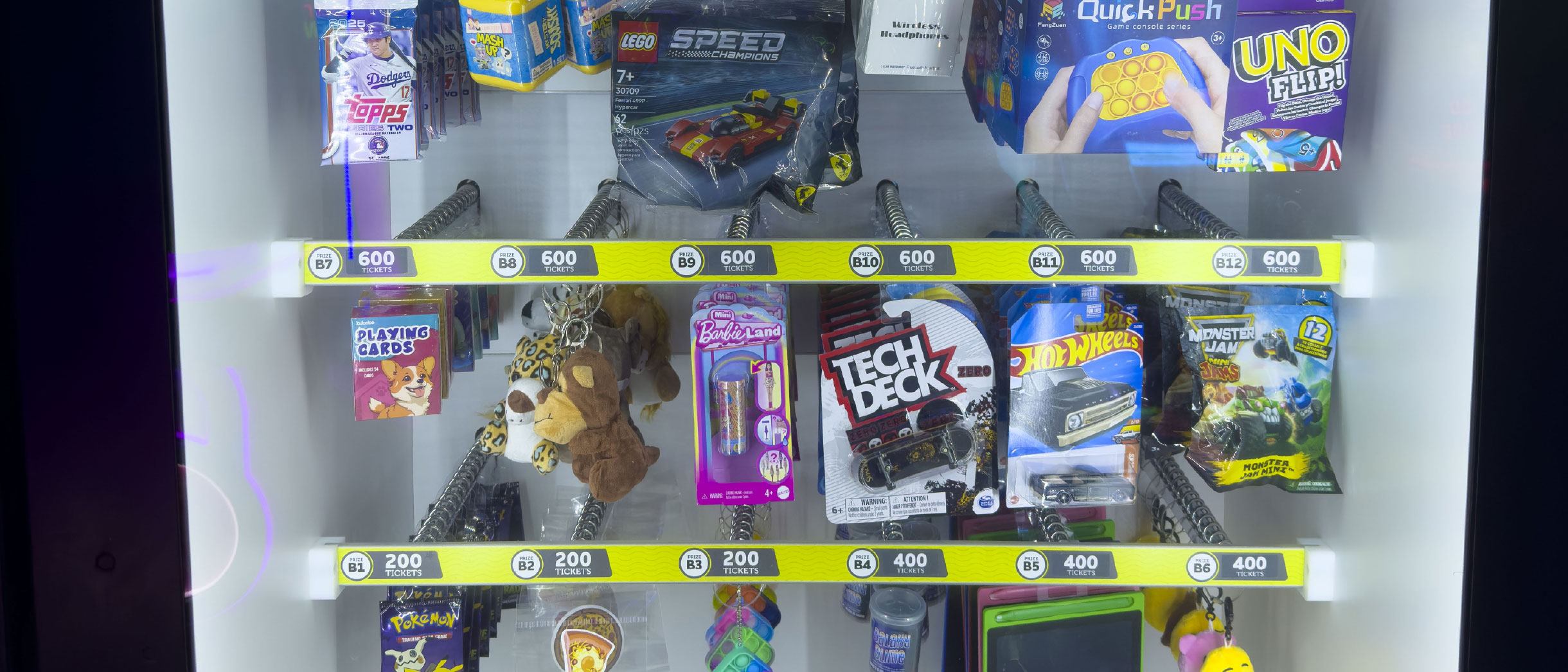 Spindle prizes: candy, plush, gadgets